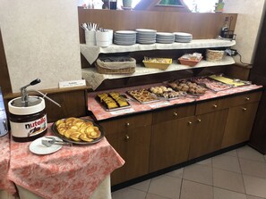 Tägliches Frühstücksbuffet (10 EUR pro Person)