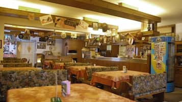 Der serveres frokost og aftensmad