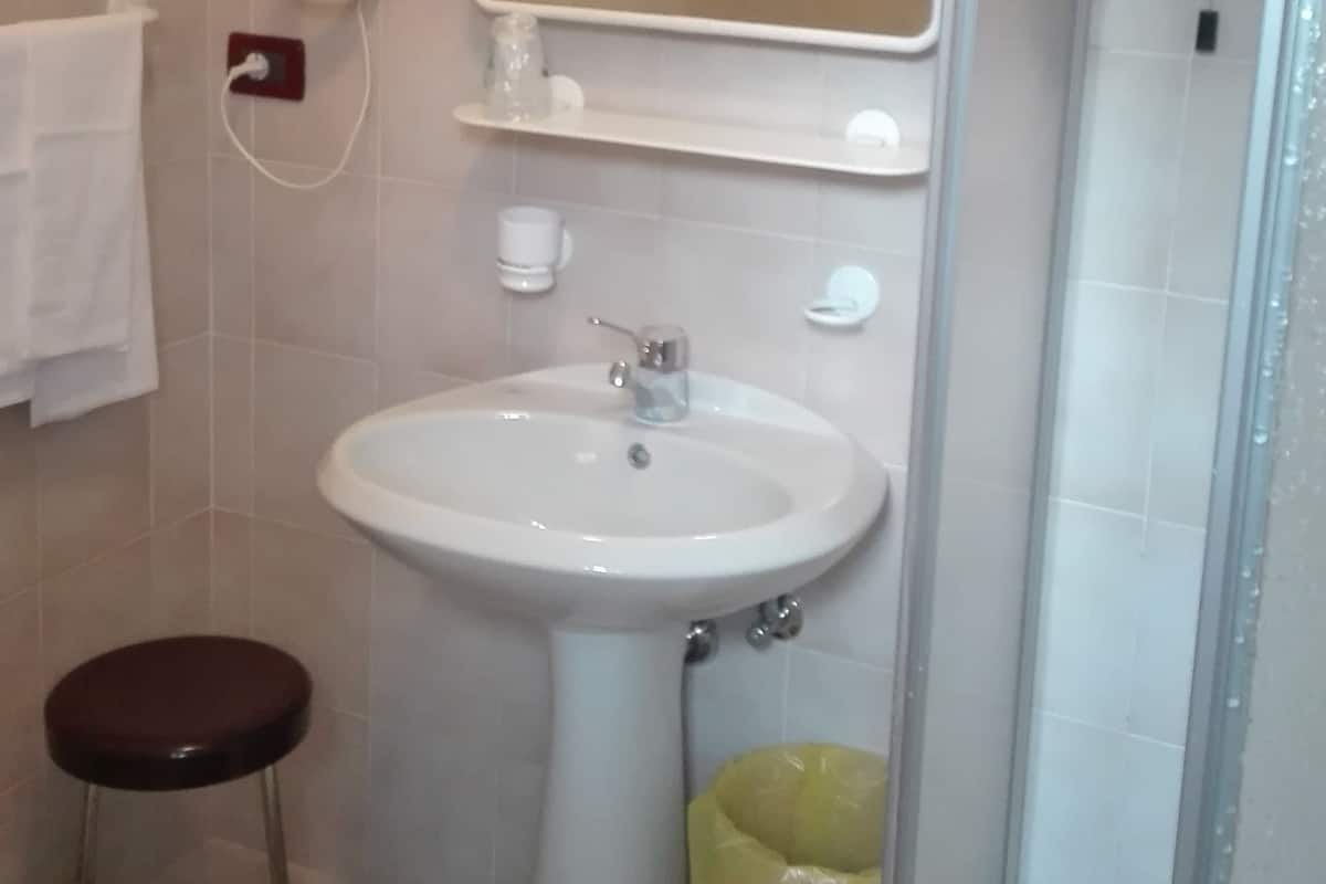 quadruple room | bathroom | shower, free toiletries, hair dryer, towels