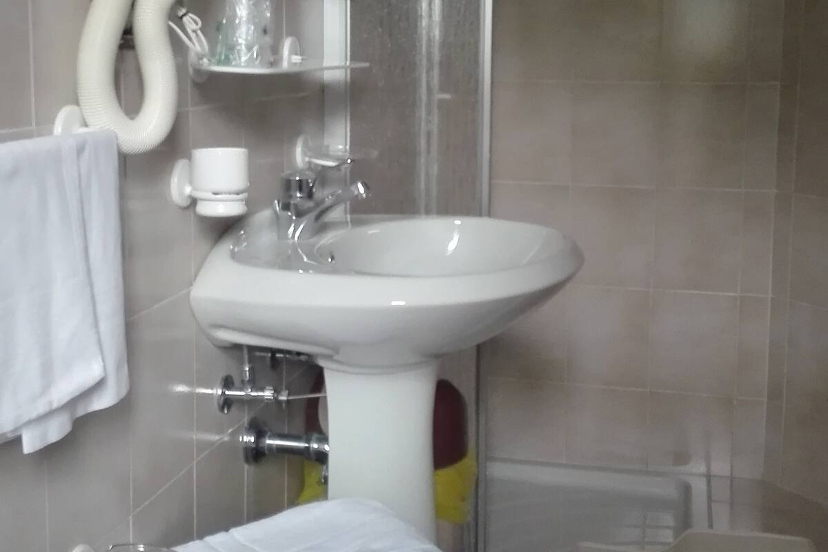 triple room | bathroom | shower, free toiletries, hair dryer, towels