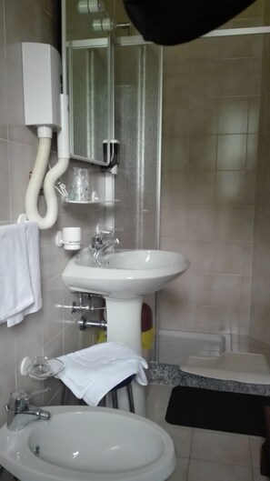 Triple Room | Bathroom | Shower, free toiletries, hair dryer, towels - Hotel Davost (Forni di Sopra)