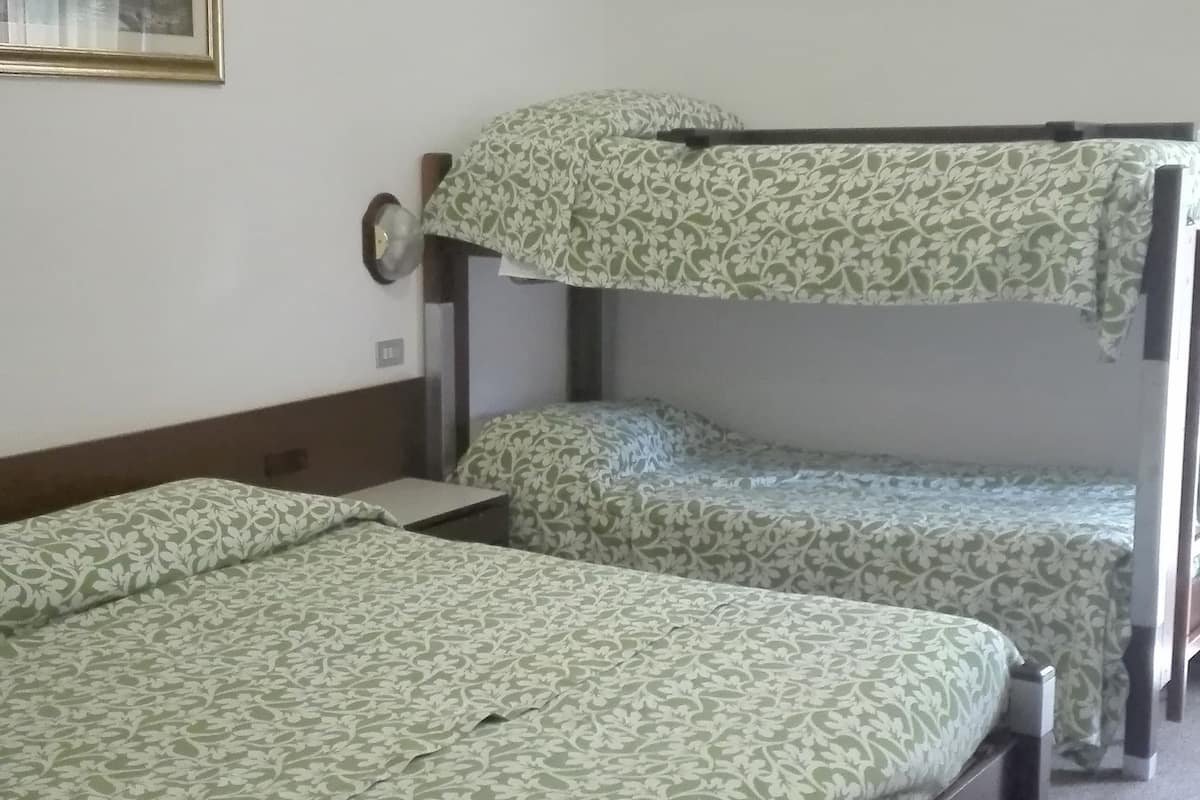 Quadruple Room | In-room safe, desk, travel crib, WiFi (free)