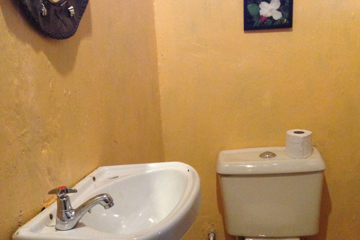 Bathtub dan shower terpisah dan perlengkapan mandi gratis