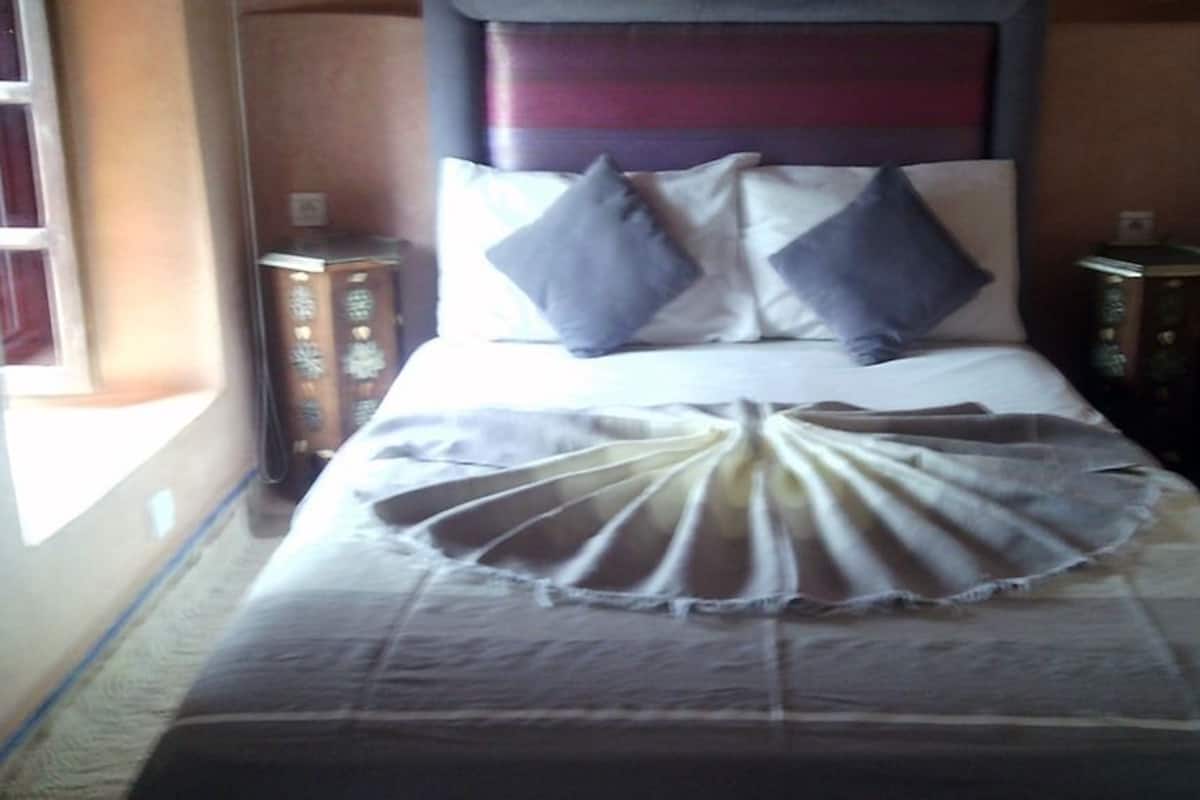 Suite Luxury, caminetto, vista piscina | Biancheria da letto di alta qualità, minibar, Wi-Fi gratuito