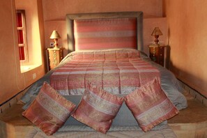 奢华套房, 壁炉, 泳池景观 | 高档床上用品、迷你吧、免费 WiFi