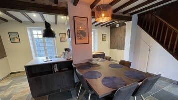 Deluxe-mökki, oma kylpyhuone | Ruokailu