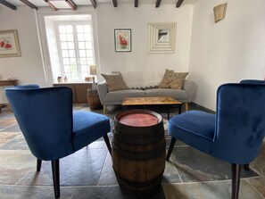 Deluxe Cottage, Private Bathroom | Lounge