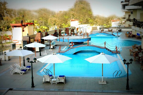 Outdoor pool, pool umbrellas, pool loungers - Aifu Resort (Alexandria)