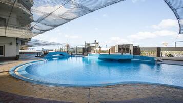 Piscine extérieure, parasols de plage, chaises longues