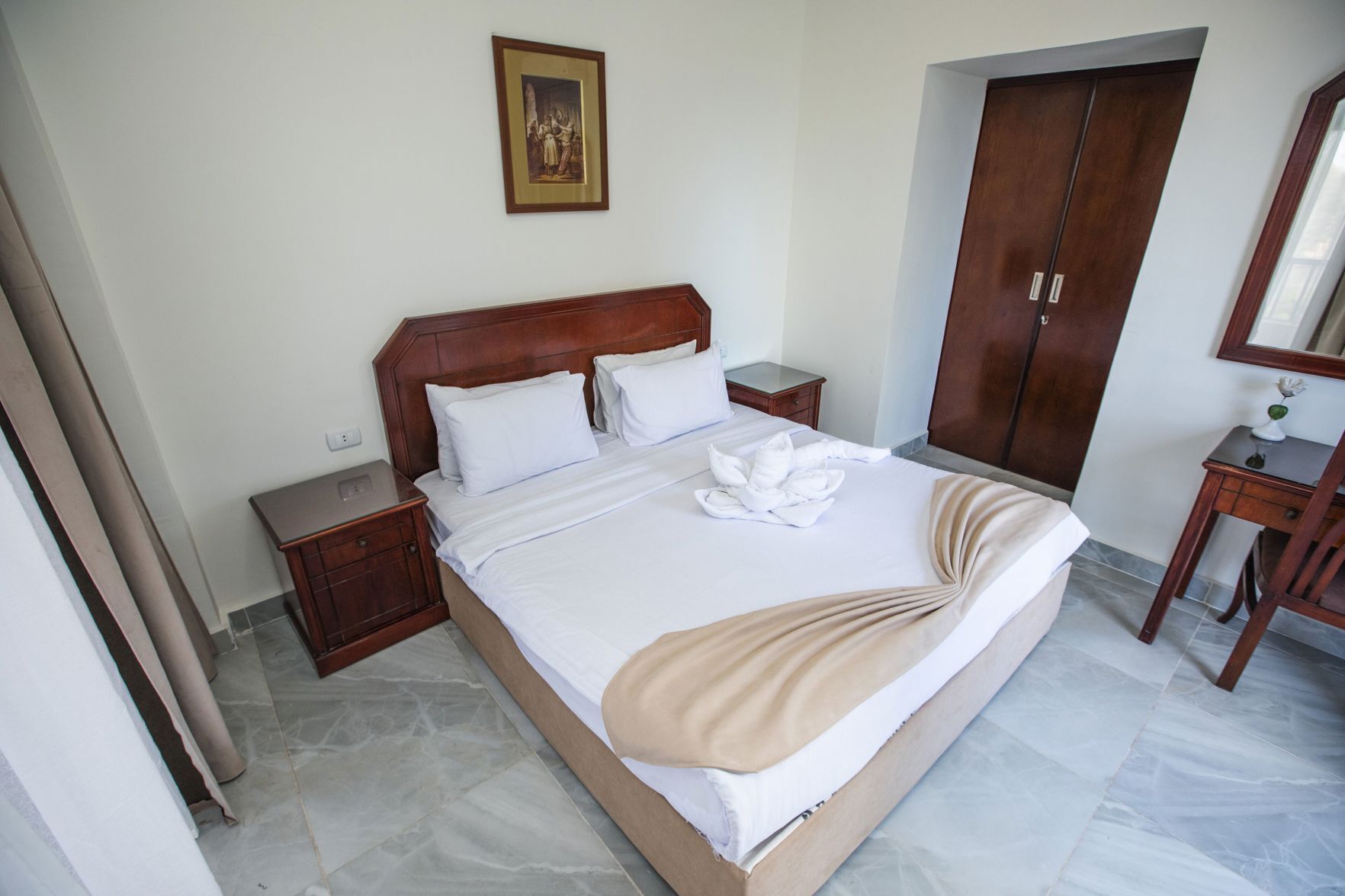 ميني بار وخزنة داخل الغرفة ومكتب وتجهيزات عازلة للصوت