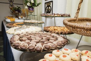 2 restaurants, breakfast, lunch, dinner served; international cuisine - Aifu Resort (Alexandria)