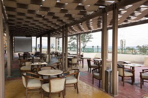 2 restaurants, breakfast, lunch, dinner served; international cuisine - Aifu Resort (Alexandria)