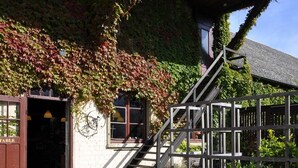 A building with a staircase leading to a door labeled "TABLE". - Lescalier (Brumath)