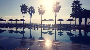 2 kolam renang outdoor