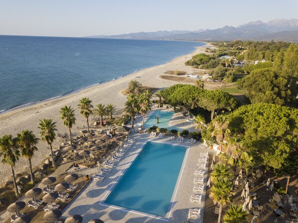 2 kolam renang outdoor