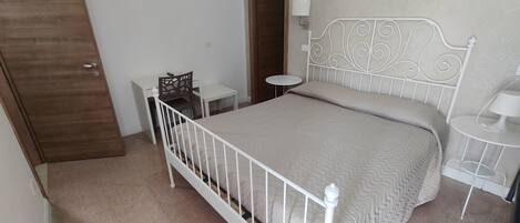 Skrivebord, wi-fi (inkludert) og sengetøy