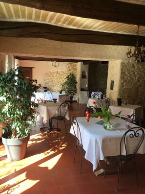 Lunch, dinner served; French cuisine, pool views  - La Mandarine (Piolenc)