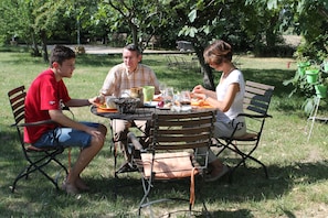 Serviço de almoço e jantar; culinária francesa, vistas para a piscina
