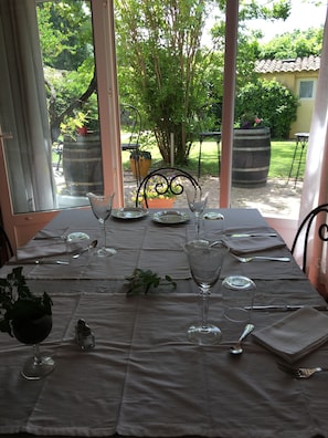Serviço de almoço e jantar; culinária francesa, vistas para a piscina
