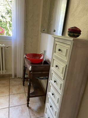 Côté privé 2 (Gîte) | Bad | Dusj, regndusjhode, designertoalettartikler og hårføner