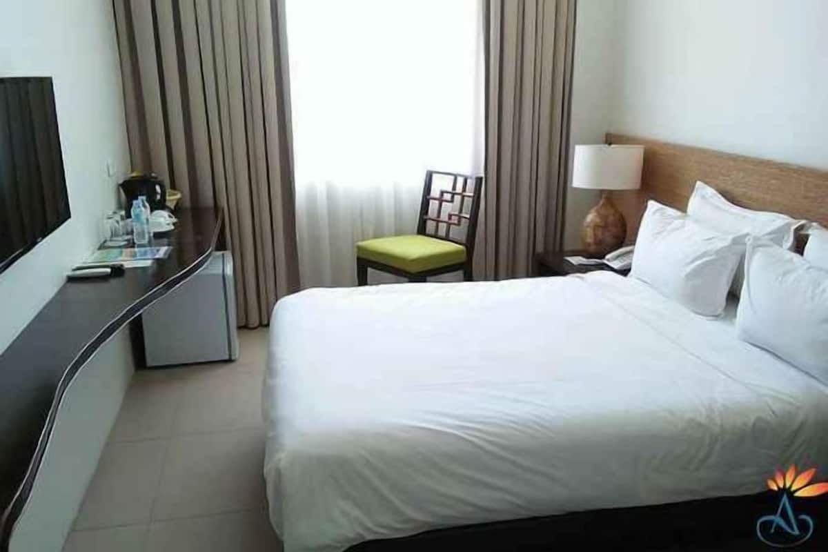 Premium bedding, in-room safe, desk, rollaway beds
