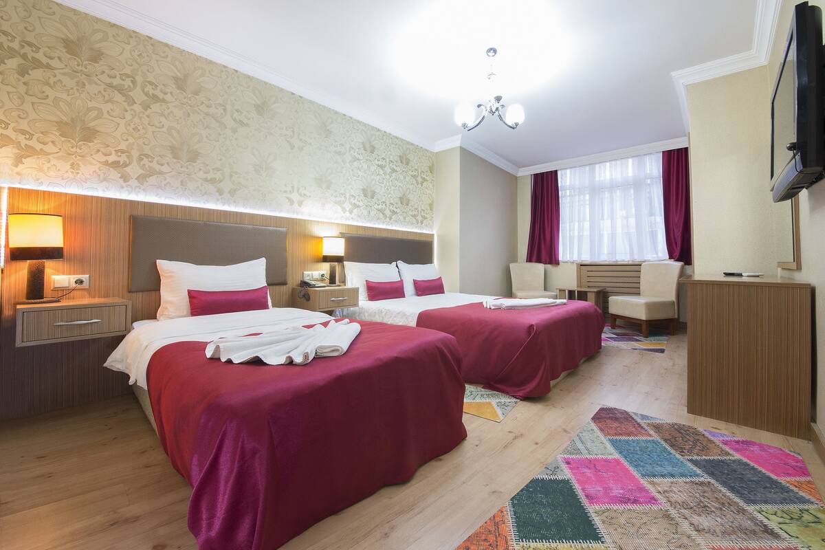 Dreibettzimmer | Hochwertige Bettwaren, Minibar, Zimmersafe, schallisolierte Zimmer
