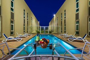 Piscine extérieure, chaises longues