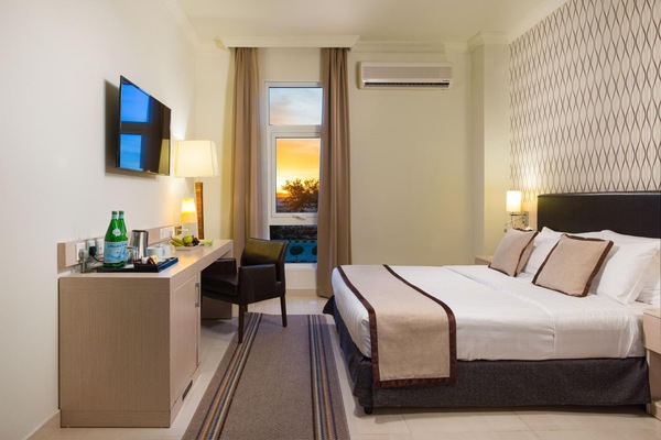 Hypo-allergenic bedding available, in-room safe, desk, blackout drapes
