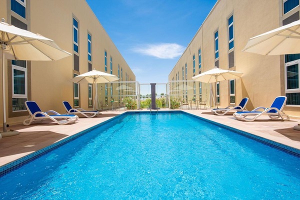 Açık yüzme havuzu, şezlonglar