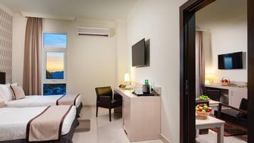 Hypo-allergenic bedding, in-room safe, desk, blackout curtains