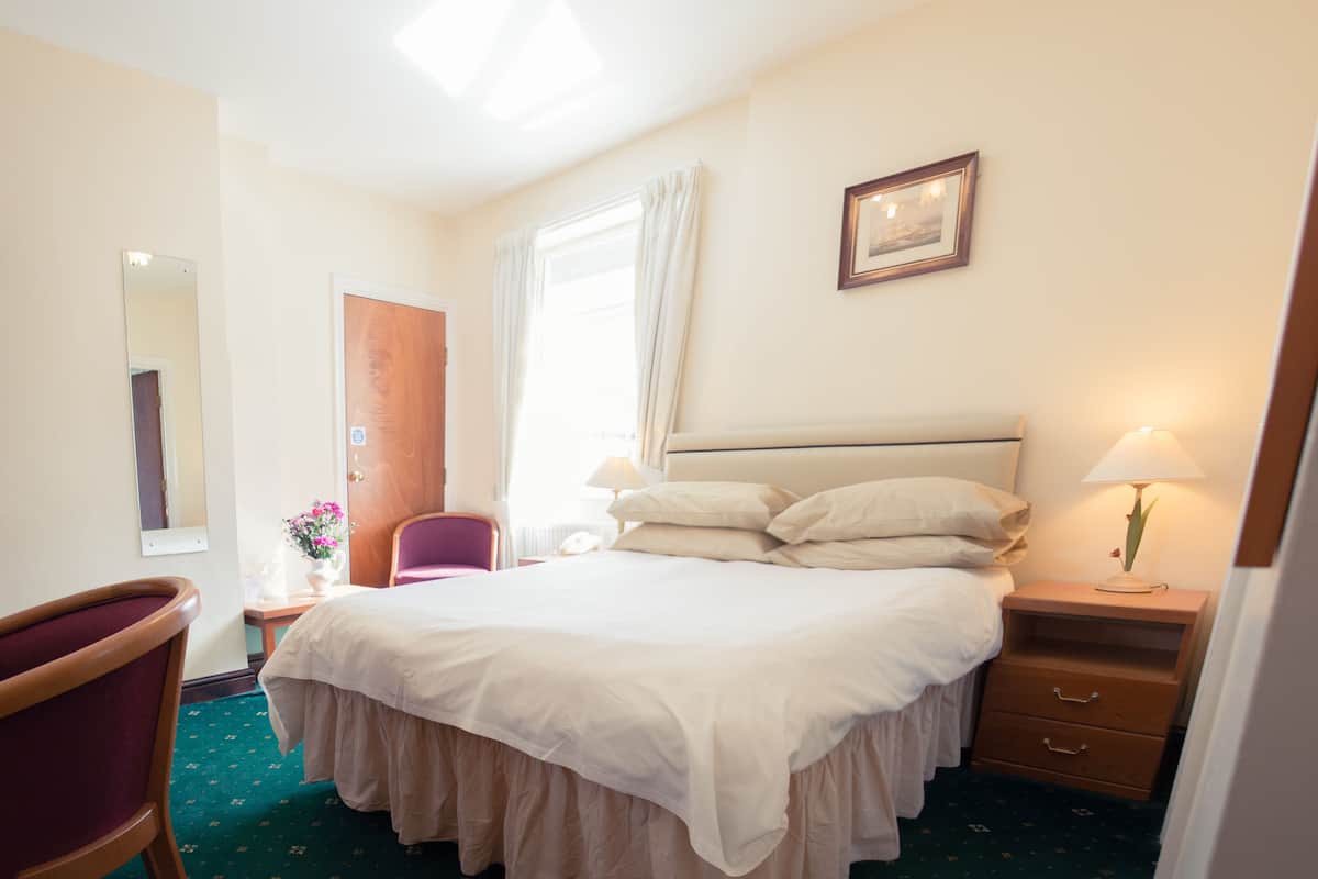 Premium bedding, desk, iron/ironing board, free cots/infant beds