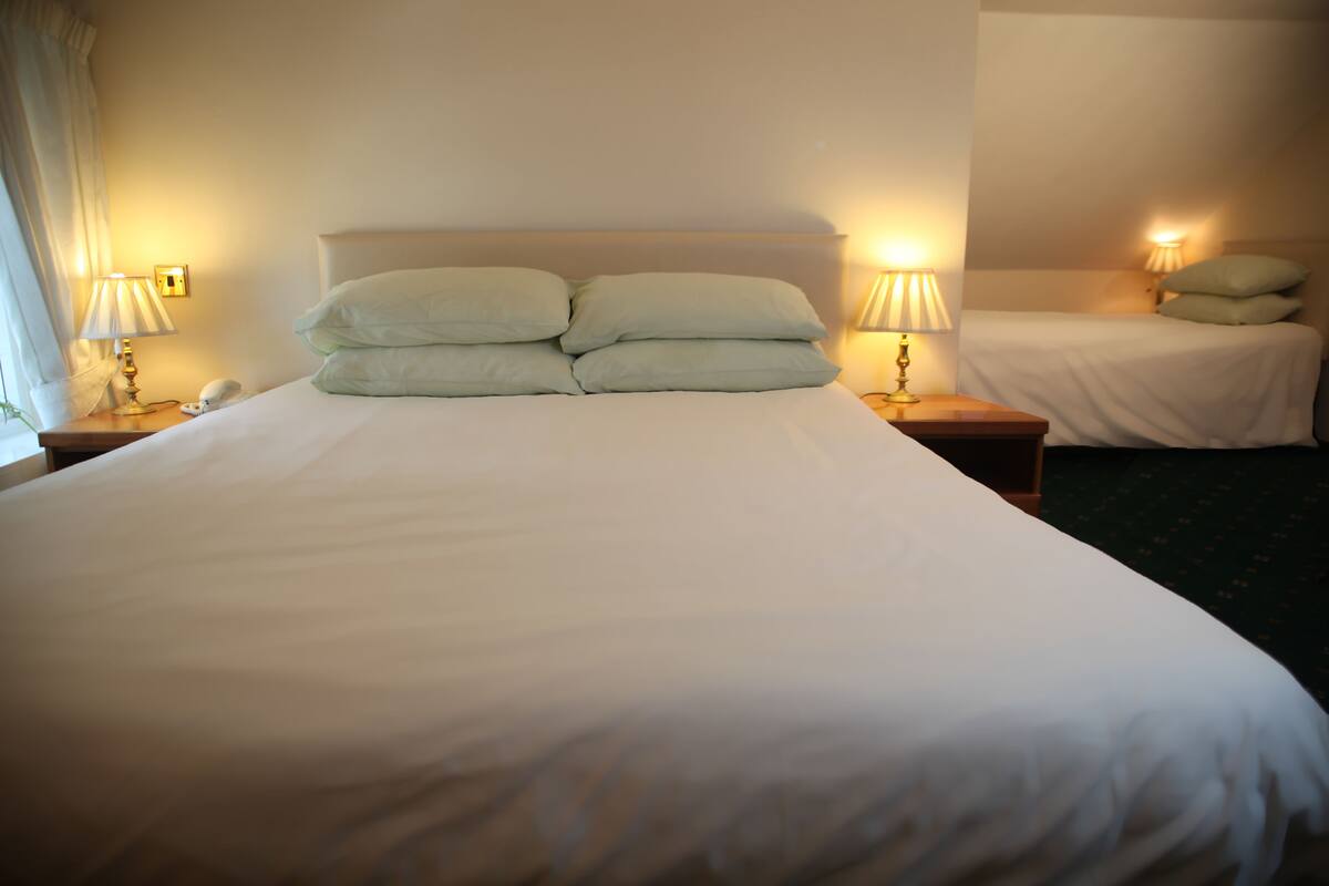 Executive Triple Room, Multiple Beds, Private Bathroom | Premium bedding, desk, iron/ironing board, free cots/infant beds