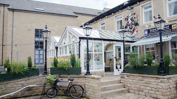 Front of property - Huddersfield Central Lodge Hotel (Huddersfield)