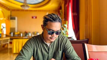 Breakfast, lunch, dinner served; Indonesian cuisine