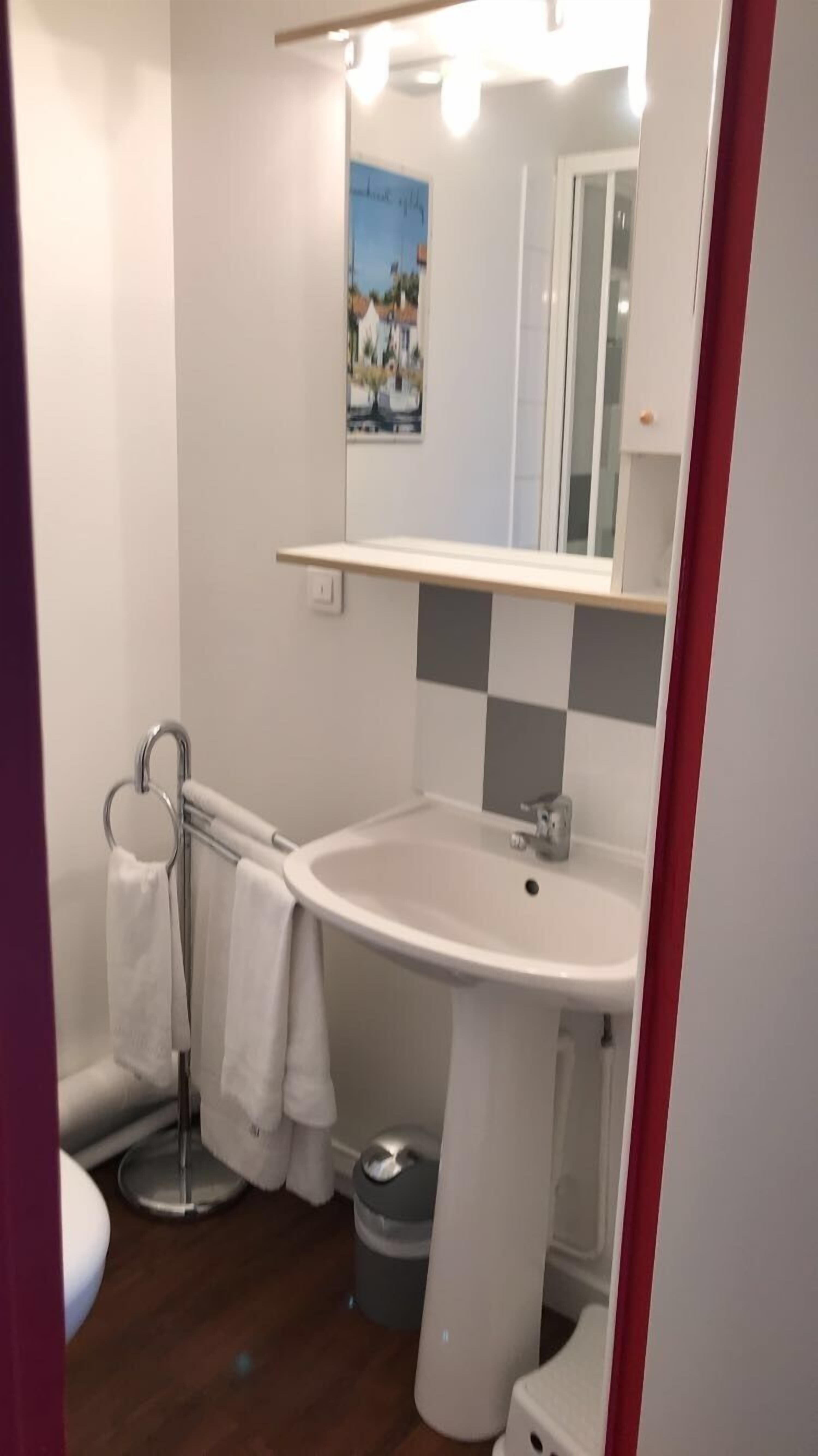 standard twin room, 2 single beds | bathroom | combined shower/bathtub, free toiletries, hair dryer, towels