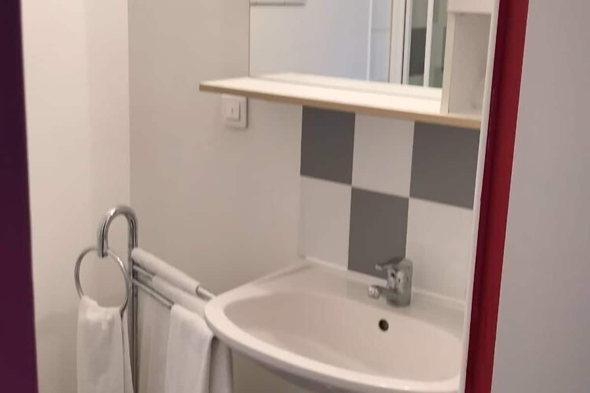 standard twin room, 2 single beds | bathroom | combined shower/bathtub, free toiletries, hair dryer, towels