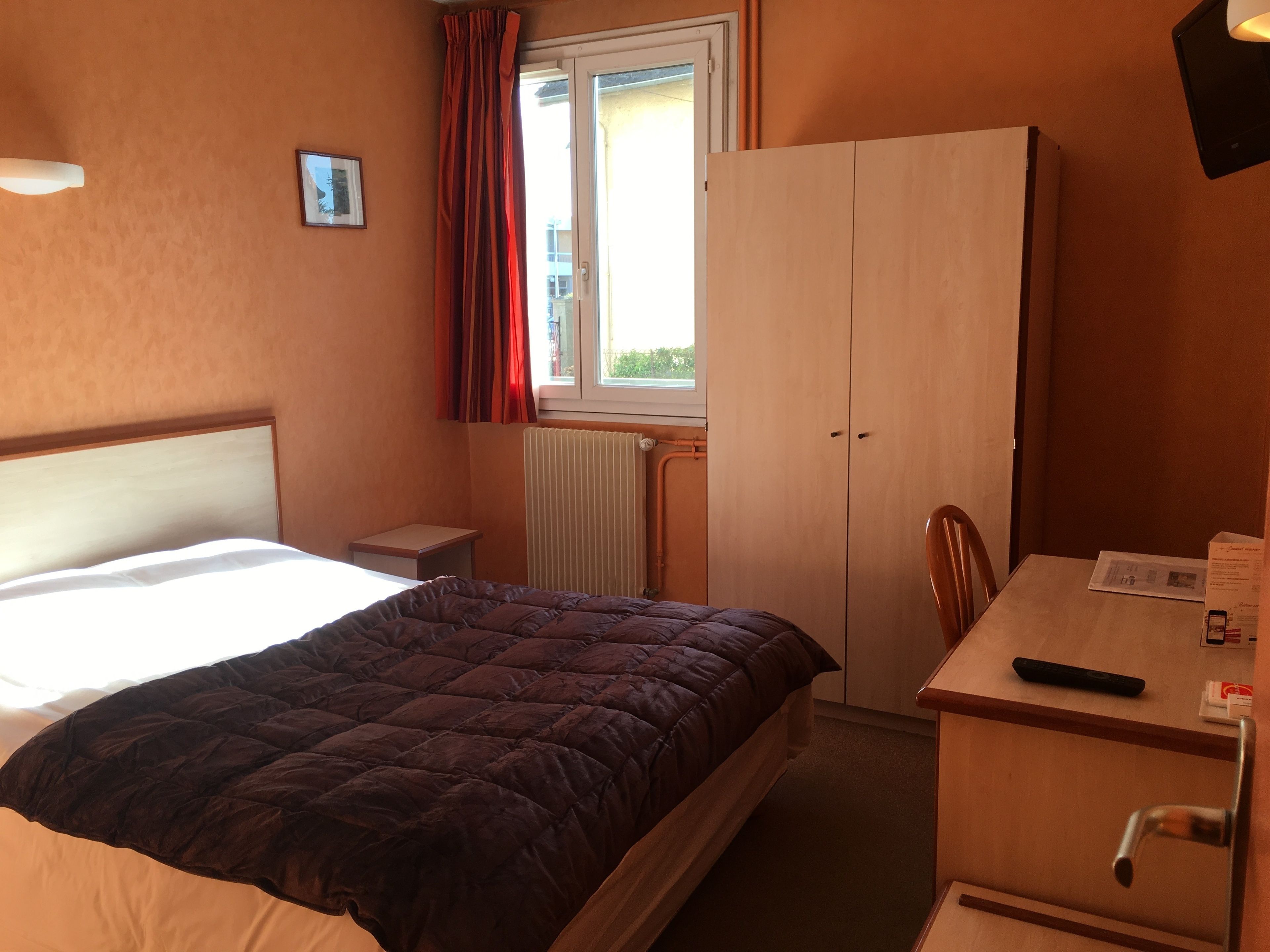 double room | desk, laptop workspace, iron/ironing board, cots/infant beds