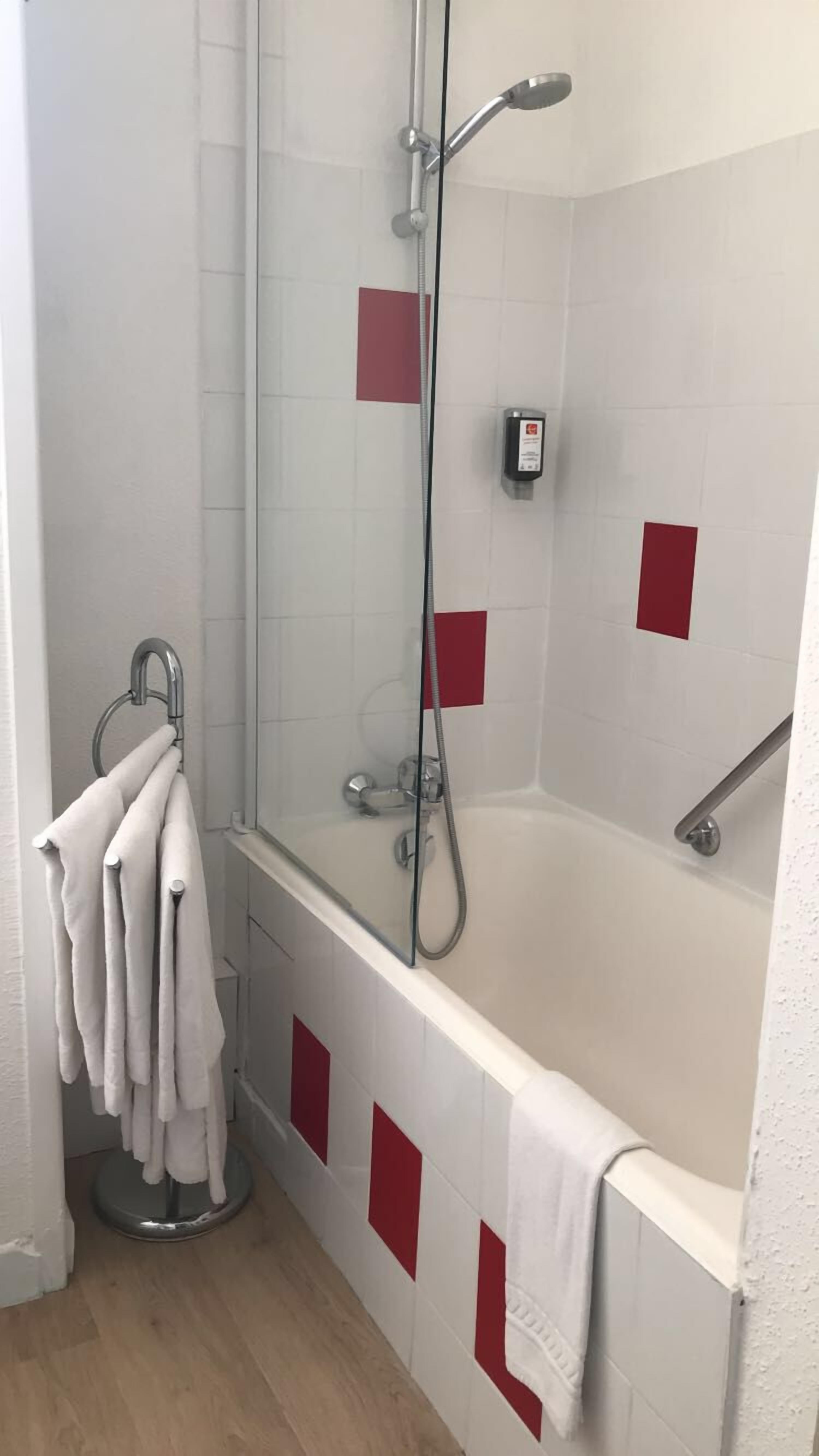 triple room, balcony | bathroom | combined shower/bathtub, free toiletries, hair dryer, towels