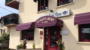 A building with a sign reading "LE SAINT-REMY" and "Saint Rémy". - Hotel Le Saint Remy (Saint-Remy)