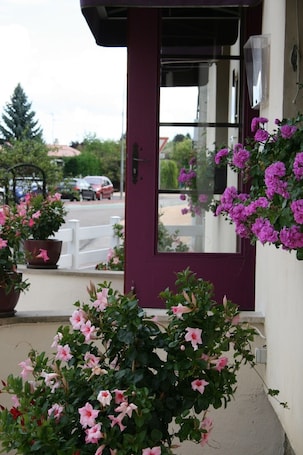 Property entrance. Hotel Le Saint Remy
