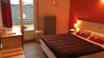 Familiekamer | Een bureau, een laptopwerkplek, een strijkplank/strijkijzer