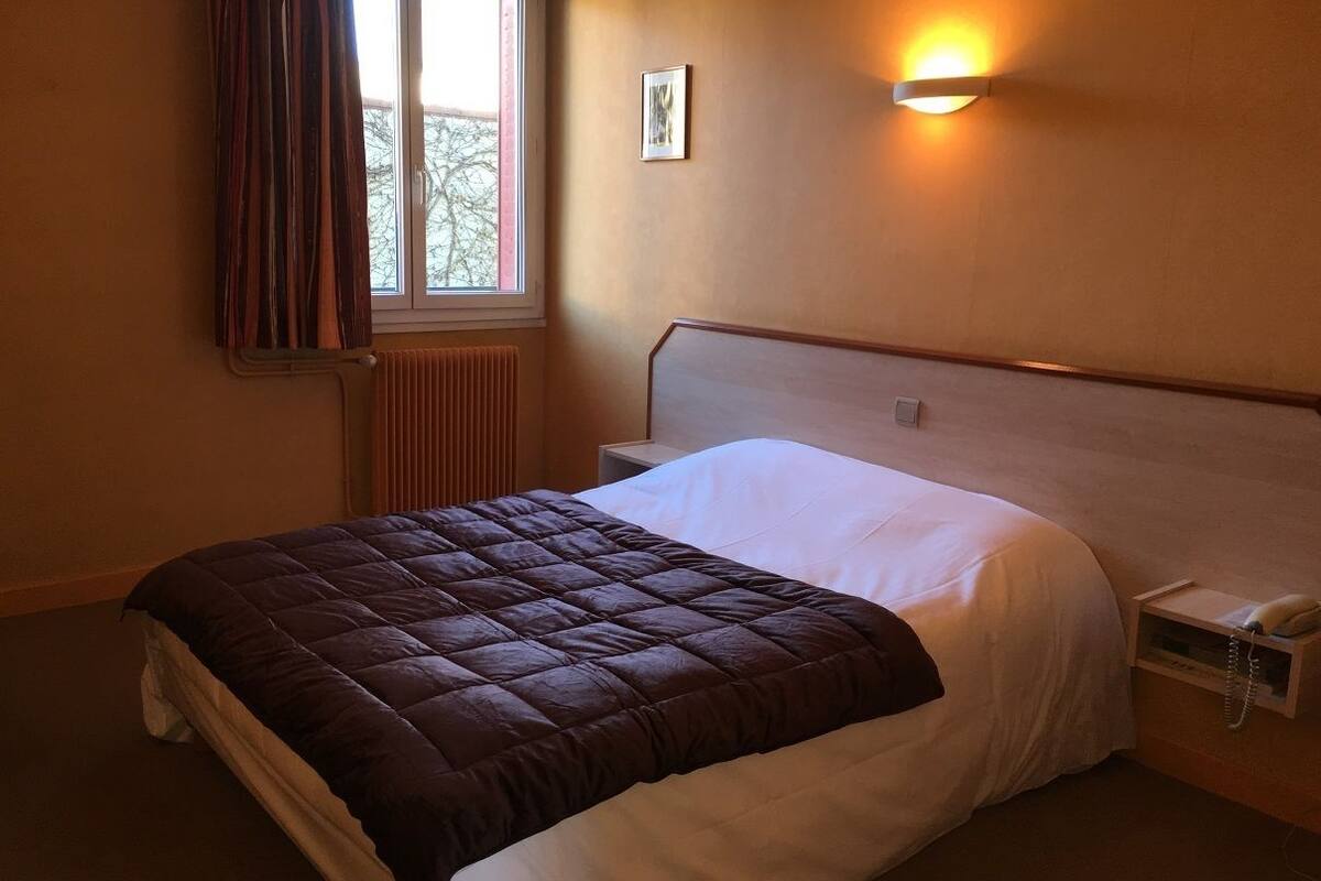 double room | desk, laptop workspace, iron/ironing board, cots/infant beds