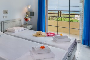 Studio (Triple) | Een kluis op de kamer, een strijkplank/strijkijzer