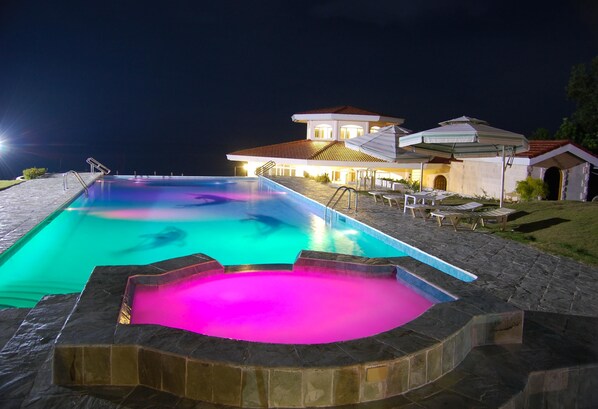 Outdoor pool, sun loungers