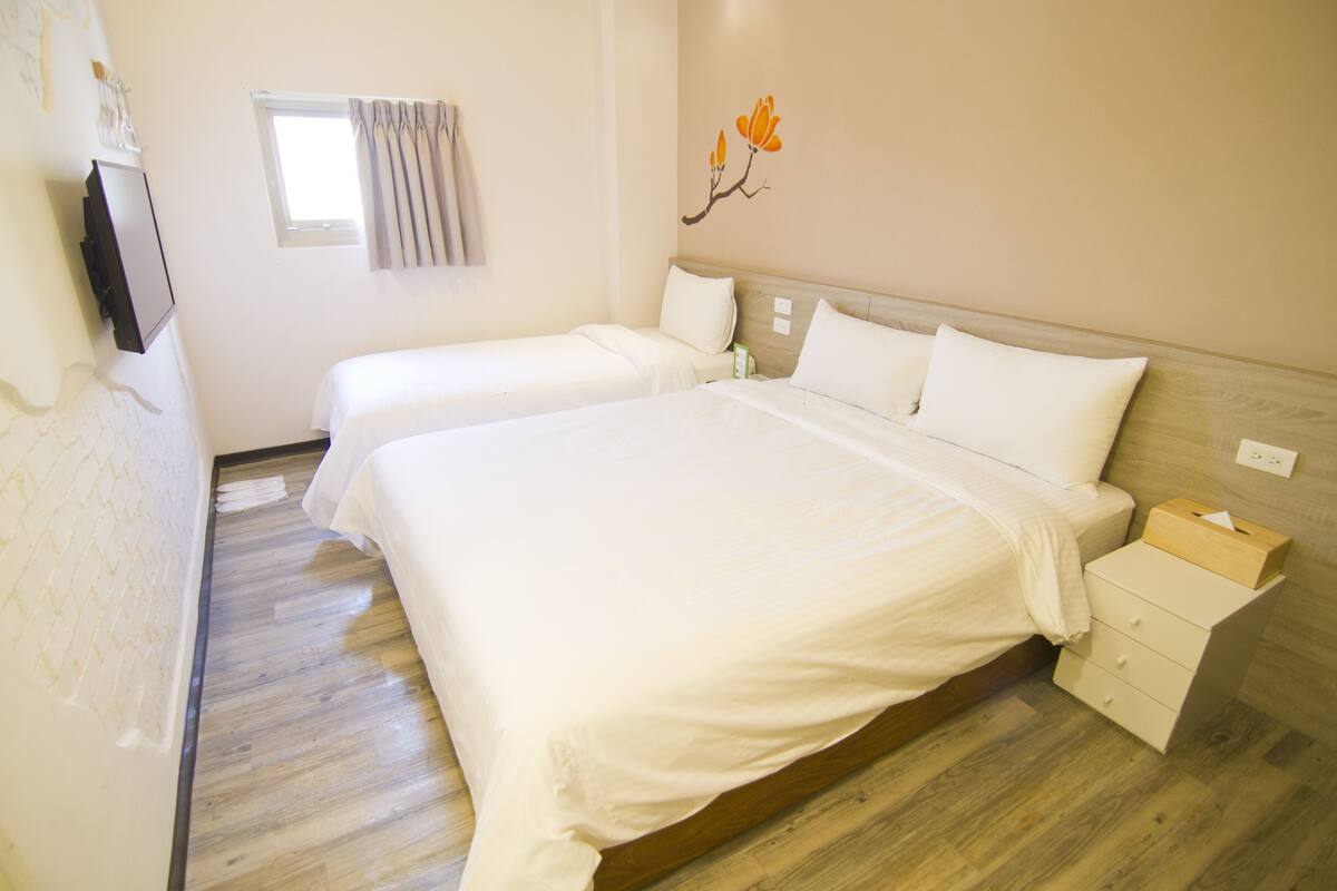Standard Triple Room | Hypo-allergenic bedding available, down comforters, blackout drapes