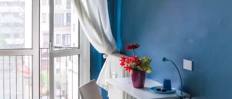 Escritorio, wifi gratis y ropa de cama