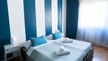 Een bureau, gratis wifi, beddengoed