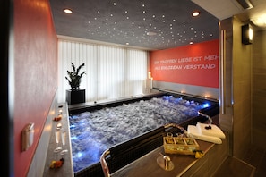 Phòng tắm hơi, phòng xông hơi, 2 phòng trị liệu, dịch vụ massage