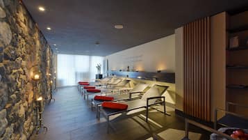 Een sauna, een stoombad, 2 behandelingskamers, massagebehandelingen