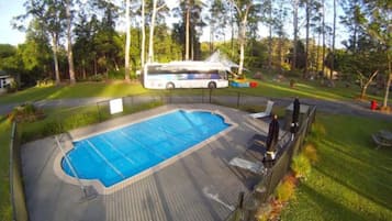 Piscina stagionale all'aperto, ombrelloni da piscina, lettini